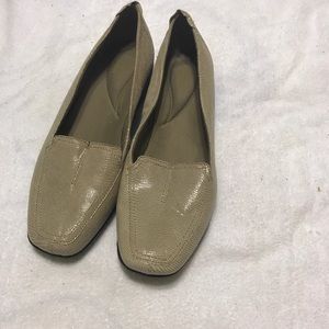Like new clarks haydn gloss loafer